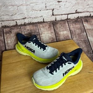 Hoka size 7 woman’s